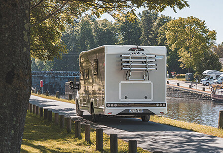 Drop-down bed motorhome - 4-seater semi-integrated