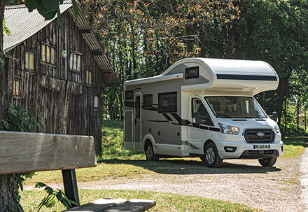 Coachbuilt Rv Rent a 6-seater coachbuilt motorhome - Evasia