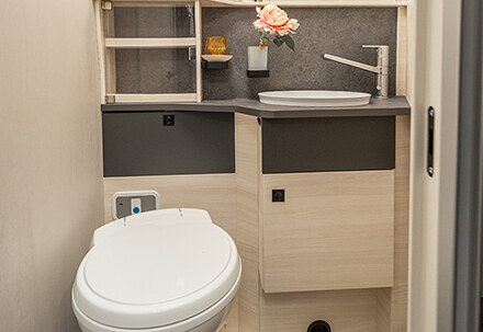 Rent a 4-seater semi-integrated motorhome with transverse bed