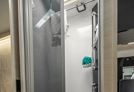 Rent a 4-seater semi-integrated motorhome with transverse bed